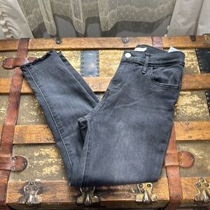 720 SUPER SKINNY HIGH RISE FADED BLACK LEVIS SIZE 25 hemmed AND FRINGED